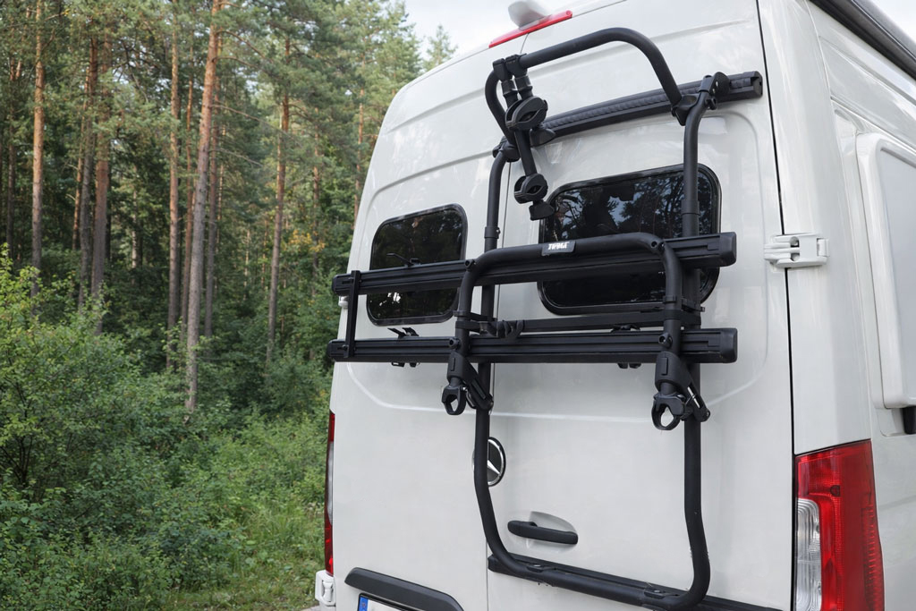 Montaż tylnego bagażnika rowerowego Thule na drzwiach kampera Mercedes Sprinter – mobilny serwis Last Hope Workshop Warszawa